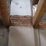 Po vyfrézování a vyvložkování je nutno odstranit trámy od komína !!!