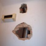 V místě starých napojení může zeď prasknout či vypadnout cihla !